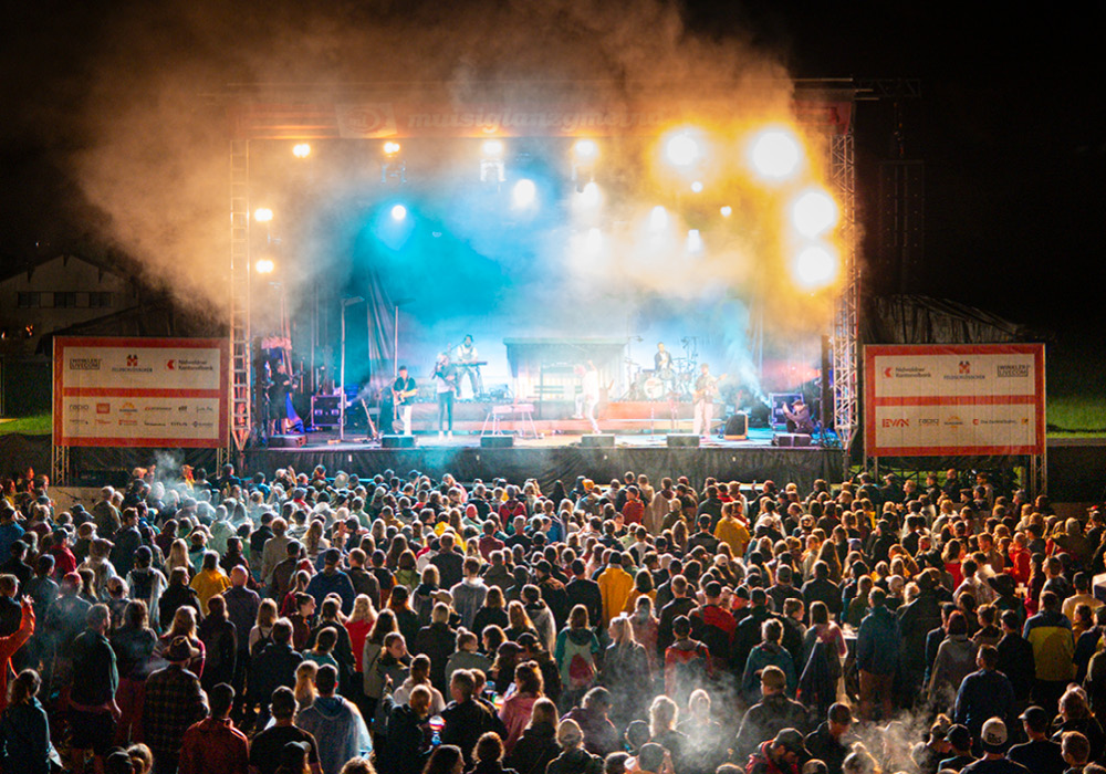 Open-Air-Bühne mit Publikum und Lichtstimmung