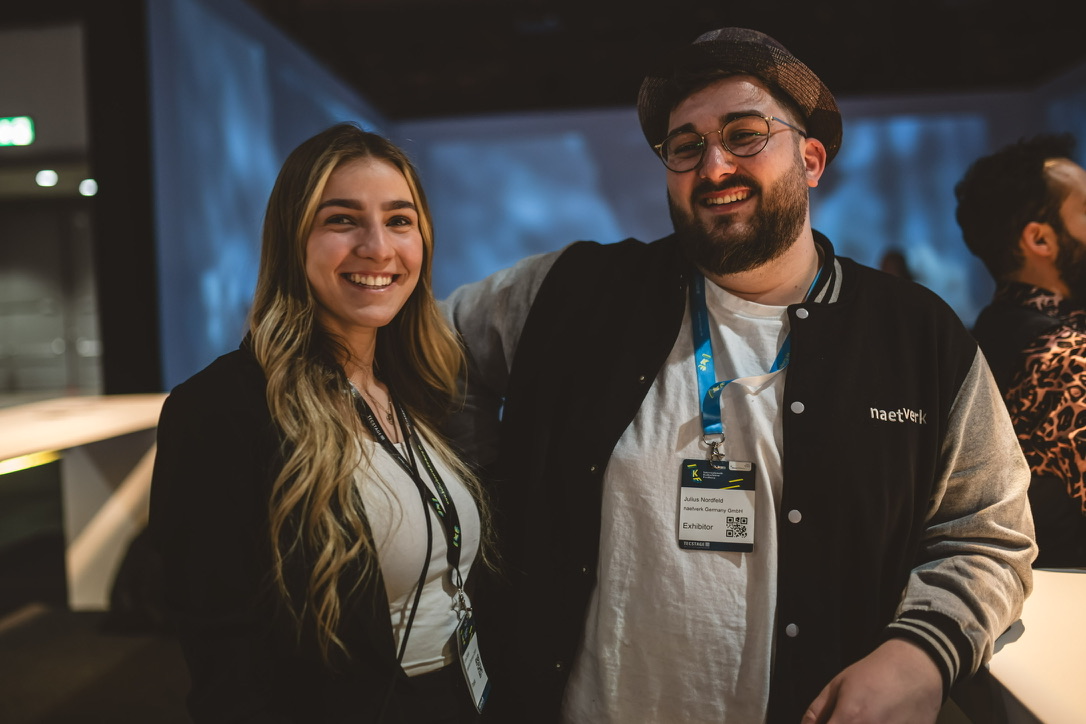 Julius Nordfeld in einem Projektumfeld mit Team und Gästen